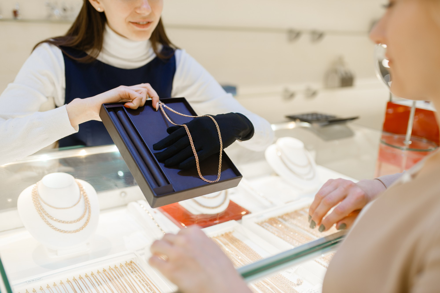Mujer eligiendo cadena de oro en joyería